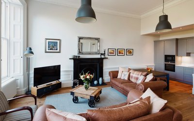 Spacious self catering in Edinburgh New Town - Stylish lounge area with comfortable sofas, to unwind after a long day in the city of Edinburgh Spacious self catering in Edinburgh New Town - Stylish lounge area with comfortable sofas, to unwind after a long day in the city of Edinburgh
