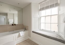 Spacious En-Suite Bathroom in Edinburgh