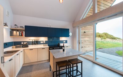telfer kitchen - Big open-plan kitchen with centre island and amazing sliding doors