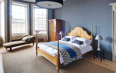 Bright and Spacious Bedroom in Edinburgh - Spacious Master Bedroom with en-suite shower room