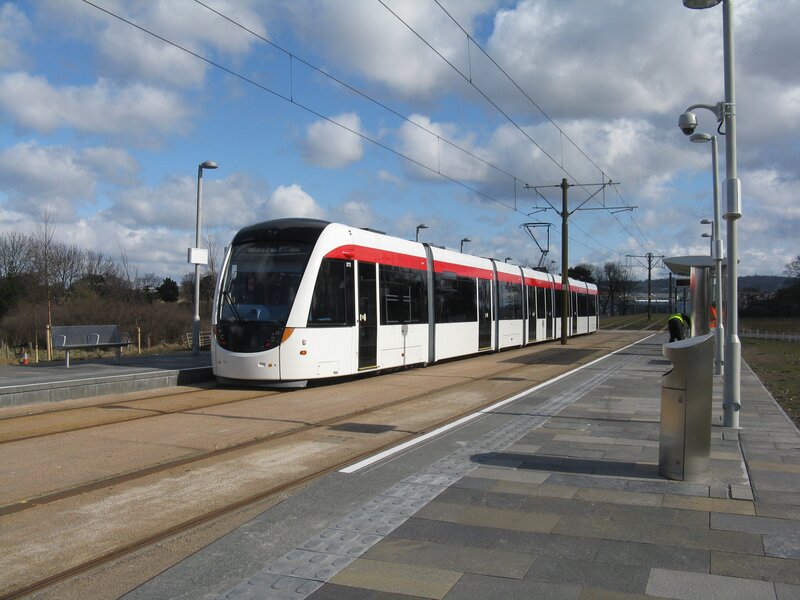 Edinburgh tram (© M J Richardson on Wikipedia)