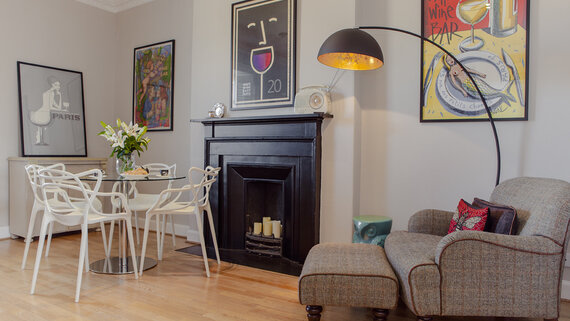 Diner in a Self-Catered Apartment - Bright diner with table and four chairs in the heart of Edinburgh (© The Edinburgh Address)