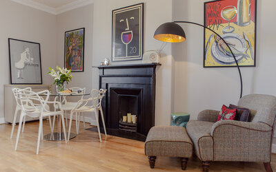 Diner in a Self-Catered Apartment - Bright diner with table and four chairs in the heart of Edinburgh (© The Edinburgh Address)