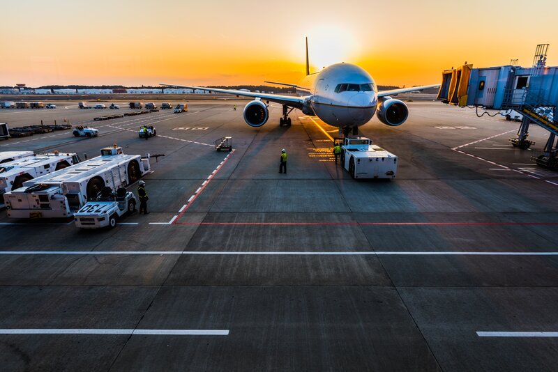 Travelling to and from Edinburgh airport - Plane at an airport (© VOO QQQ on Unsplash)