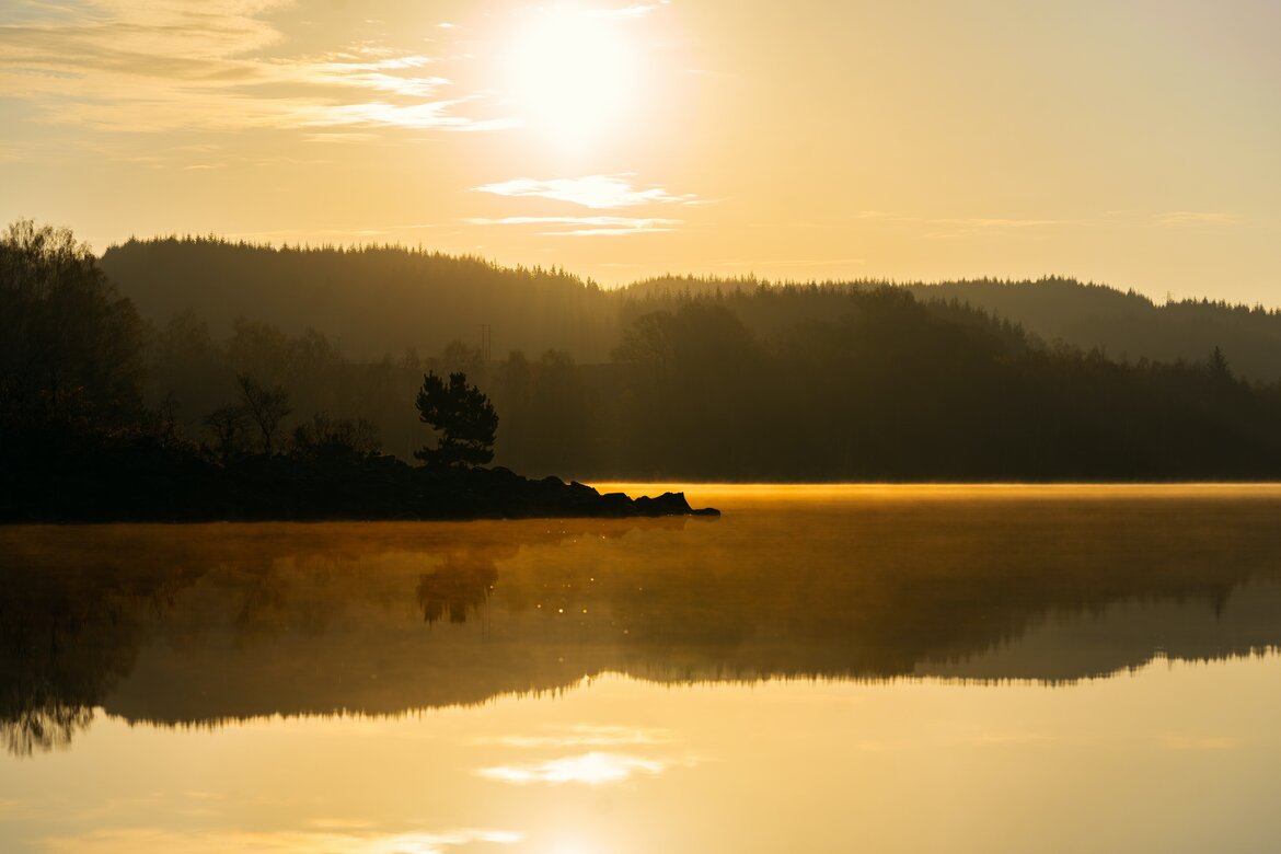 TEA supports sustainable travel in Scotland - Sunset over Scottish lochs (© Adryan RA)