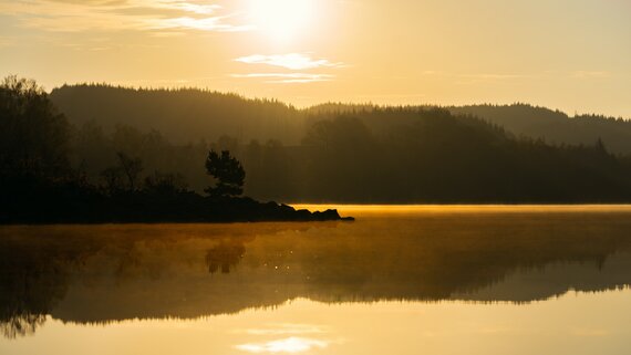 TEA supports sustainable travel in Scotland - Sunset over Scottish lochs (© Adryan RA)