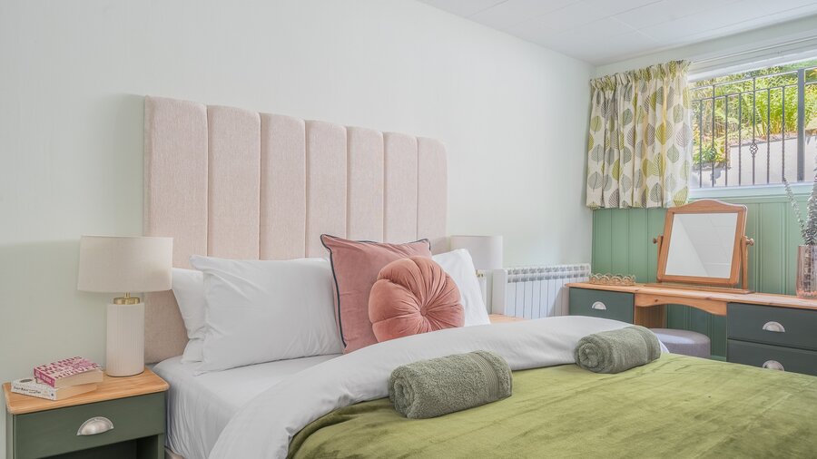 Comfortable double bedroom in Larchside a 1 bedroom apartment near Windermere - Stylish bedroom with crisp white linen, plush throw and cushions, upholstery headboard, dressing table, wardrobe, chest of drawers with en suite shower room in 1 bedroom apartment in the Lakes (© Windermere Stays) Comfortable double bedroom in Larchside a 1 bedroom apartment near Windermere - Stylish bedroom with crisp white linen, plush throw and cushions, upholstery headboard, dressing table, wardrobe, chest of drawers with en suite shower room in 1 bedroom apartment in the Lakes (© Windermere Stays)