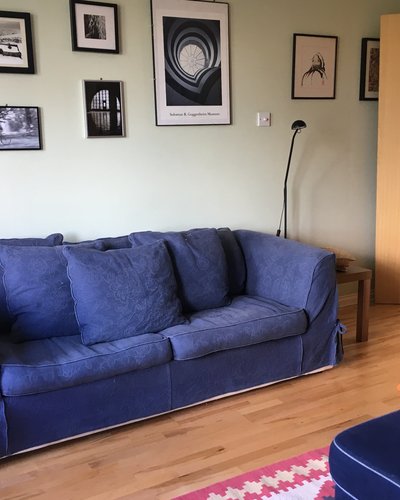 Portobello-lounge - Lounge with blue sofa, laminate flooring