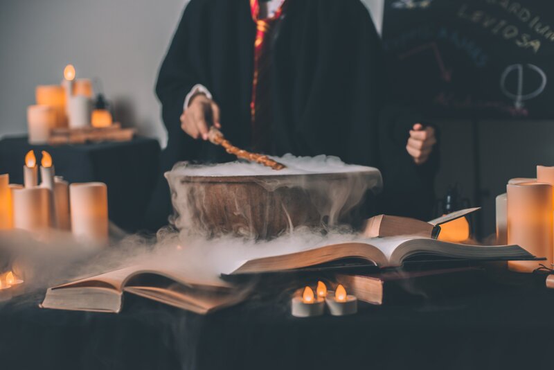 Harry Potter Tours in Edinburgh - Wizard with a cauldron (© Artem Maltsev on Unsplash)