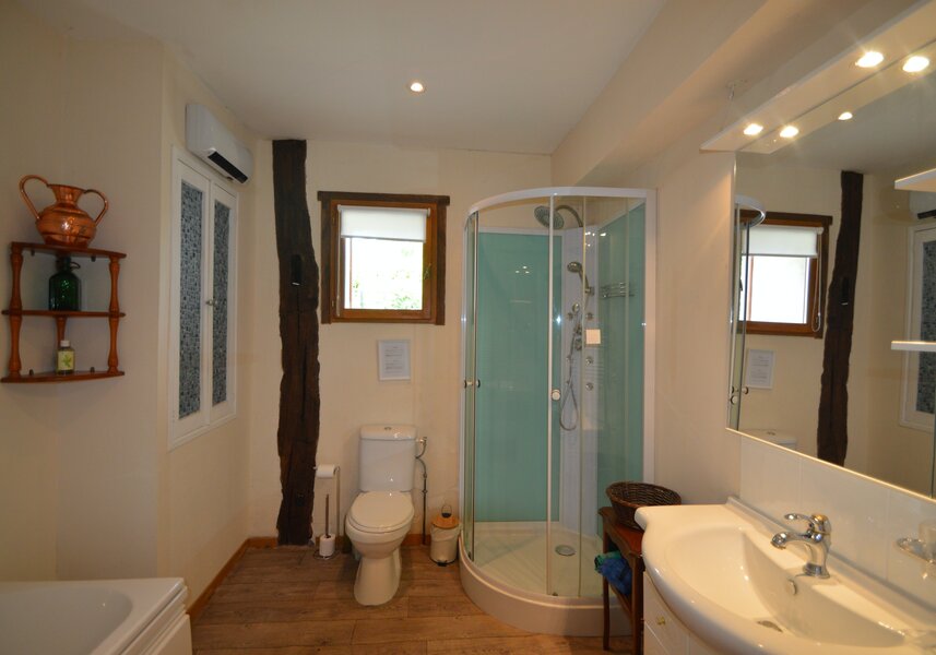 Salle de bain familiale, douche, baignoire, lavabo et toilettes