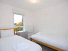 1V7A9846 - Twin bedroom with bedside drawers in Edinburgh family holiday let