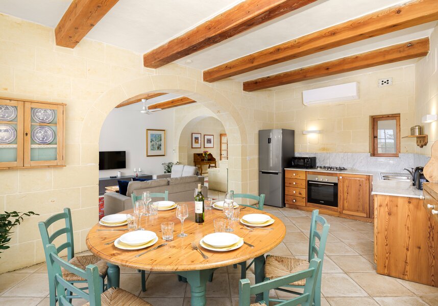 Dar ta' Lonza kitchen and dining area