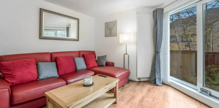 Living room - spacious livingroom with balcoy view in Edinburgh city centre rental