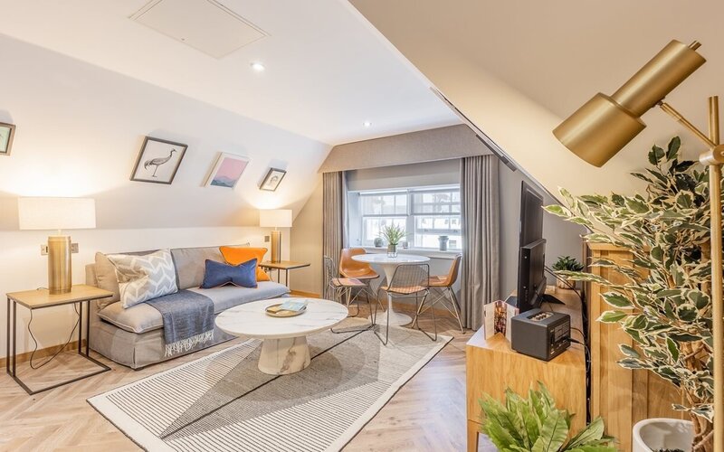 01ef5ef5-df40-4068-8b33-aeb300ba526c - Stunning living room interior