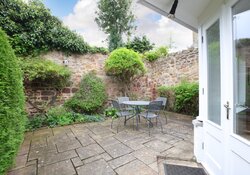 Primrose Cottage - courtyard garden