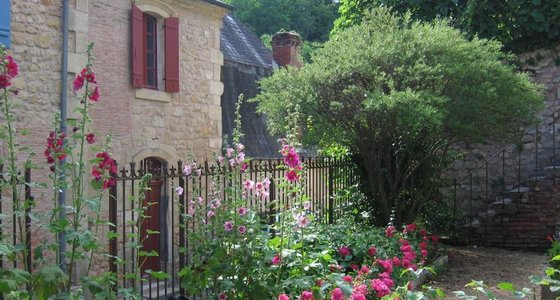 Pretty french house in french village of Hautefort - Street view of the pretty french rental accommodation Rediat Cor in the heart of Hautefort (© The Little French House)