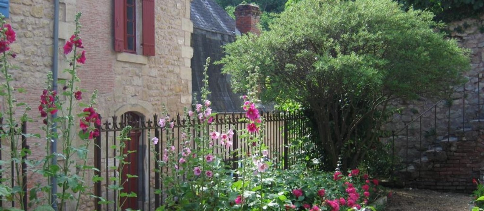 Pretty french house in french village of Hautefort - Street view of the pretty french rental accommodation Rediat Cor in the heart of Hautefort (© The Little French House)