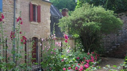 Pretty french house in french village of Hautefort - Street view of the pretty french rental accommodation Rediat Cor in the heart of Hautefort (© The Little French House)