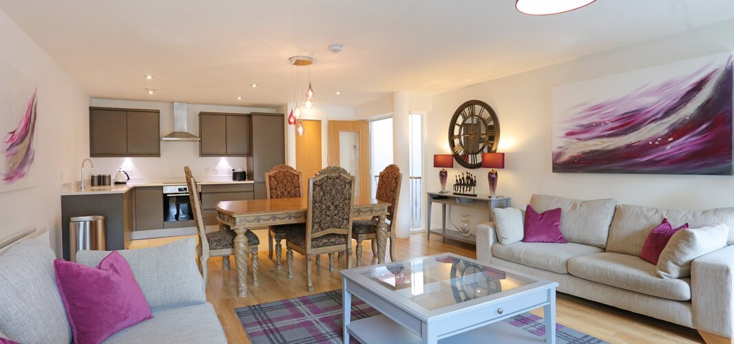 Sitting room/dining room - Stylish open plan living/kitchen/dining area in Edinburgh holiday home.