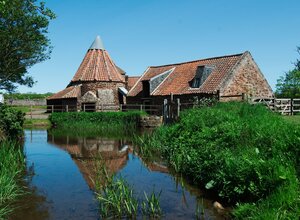 Preston Mill at East Linton in East Lothian - River in the foreground leading to Dutch-style Preston Mill in the background. (© By marsupium photography - https://www.flickr.com/photos/hagdorned/27201721095/, CC BY-SA 2.0, https://commons.wikimedia.org/w/index.php?curid=57495222)
