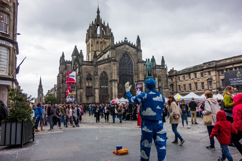Royal Mile during Edinburgh Fringe Festival (© Visions of Domino on Wikipedia) Royal Mile during Edinburgh Fringe Festival (© Visions of Domino on Wikipedia)