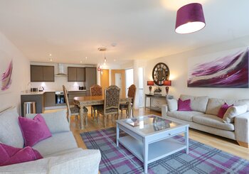 1V7A9418 - Stylish open plan living/kitchen/dining area in Edinburgh holiday home.