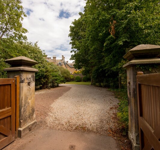 Ryvra - entrance - Private gates leading to Ryvra, a luxury North Berwick holiday let