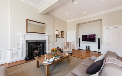 Spacious Living Room with High Speed Internet - Cosy lounge featuring flat screen TV and music facilities (© The Edinburgh Address)