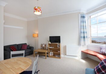 Seagulls - Living room with panoramic sea views in North Berwick holiday home,