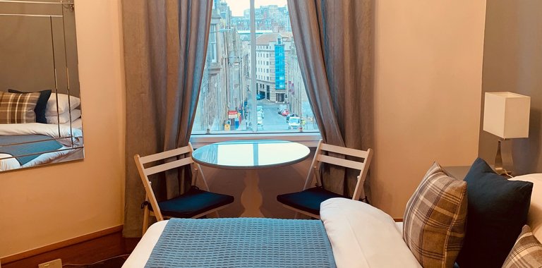 High Street (Royal Mile) 1 - Double bedroom at city centre Edinburgh holiday let