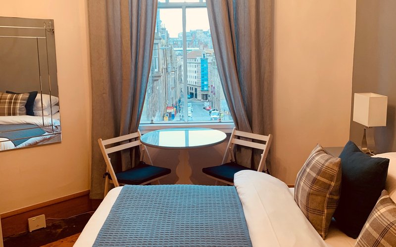 High Street (Royal Mile) 1 - Double bedroom at city centre Edinburgh holiday let