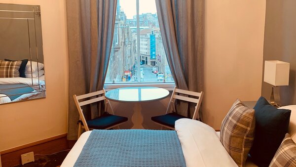 High Street (Royal Mile) 1 - Double bedroom at city centre Edinburgh holiday let
