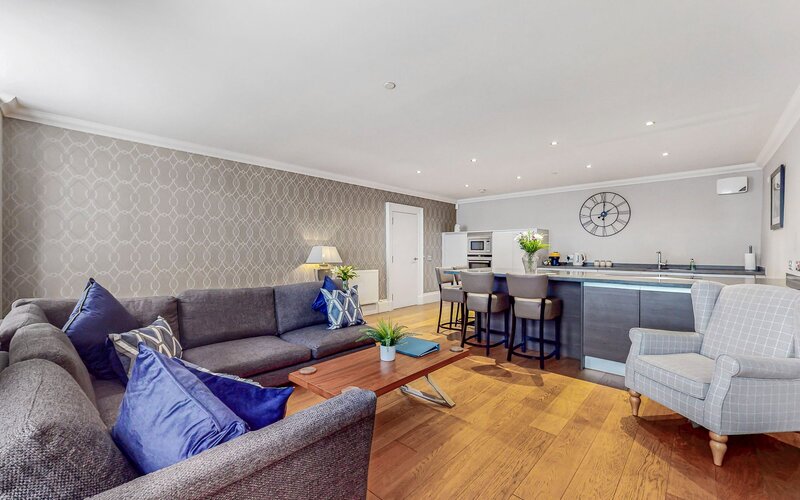 12-web-or-mls-242 West George Street Clyde_13 - Bright and stylish living space with comfortable seating