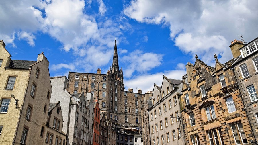 grass-market-old-town-edinburgh - Victoria Street rising out of Edinburgh Old Town's Grassmarket (© CCO)