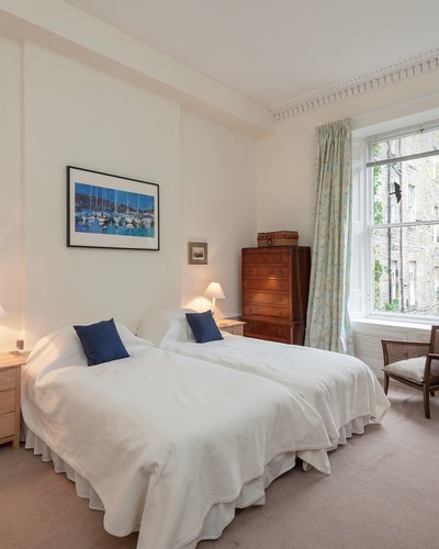 Hart Street No.2 3 - Large master bedroom with twin beds and plentiful guest storage