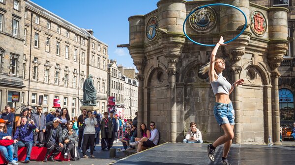 Street performer at the Edinburgh Fringe (© Visit Scotland)