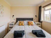 Comfortable Kingsize bed in main bedroom.