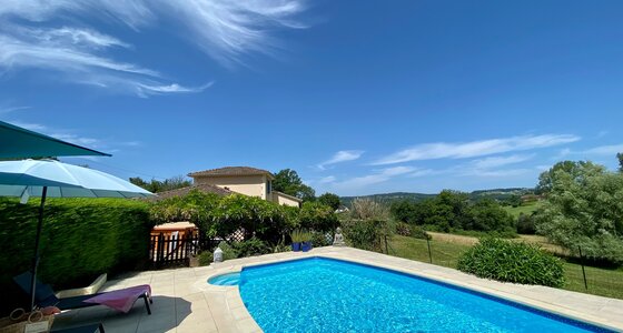 Holiday villa with private pool and garden views - Private swimming pool area with terrace and garden views (© Voila Villas France)