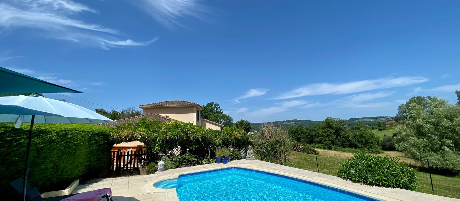 Holiday villa with private pool and garden views - Private swimming pool area with terrace and garden views (© Voila Villas France)