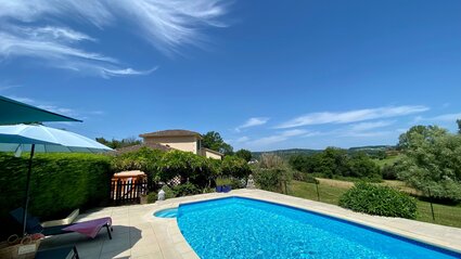 Holiday villa with private pool and garden views - Private swimming pool area with terrace and garden views (© Voila Villas France)