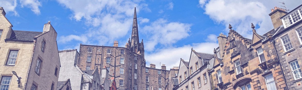 Beautiful Edinburgh - A beautiful day from Edinburgh's Grass market - with Reserve Apartments (© Copyright Pixabay.com) Beautiful Edinburgh - A beautiful day from Edinburgh's Grass market - with Reserve Apartments (© Copyright Pixabay.com)