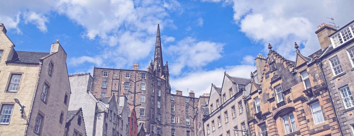 Beautiful Edinburgh - A beautiful day from Edinburgh's Grass market - with Reserve Apartments (© Copyright Pixabay.com)