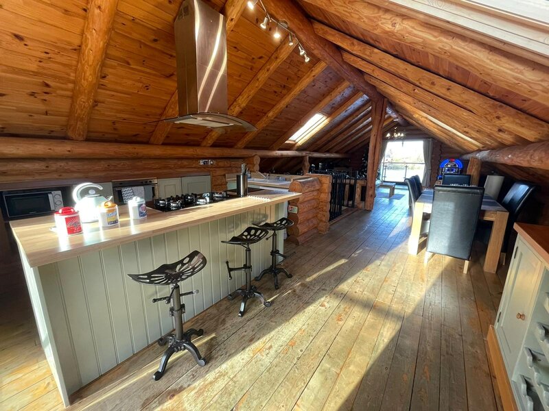 Woodpecker log cabin with fishing, pizza oven, hot tub situated