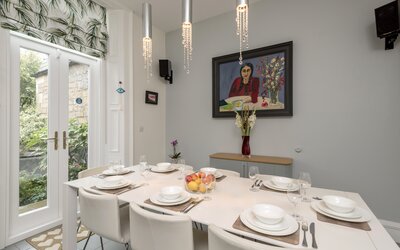 Dining Area in Luxury House to Rent Scotland - Spacious dining space featuring a well-lit, contemporary design. Ideal for family-friendly meals and business travellers.