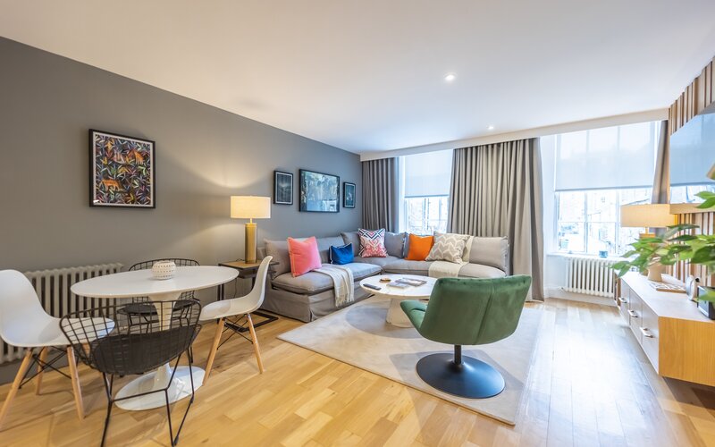 Living Room - An inviting and light-filled living area, designed with modern travellers in mind. It features comfortable seating, stylish furnishings and large windows that bring in natural light, creating a relaxing atmosphere in the heart of the city.