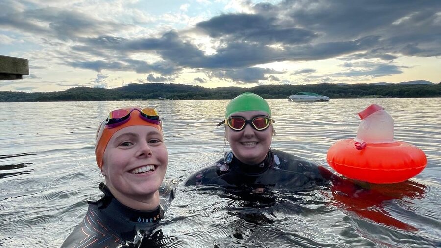 Wild Swimming - Girls wild swimming in the Lakes (© www.windermerestays.co.uk)