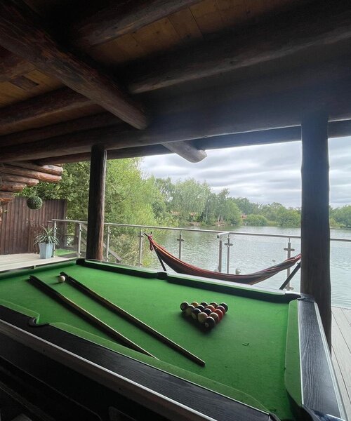 Woodpecker log cabin with fishing, pizza oven, hot tub situated