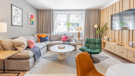 1ed4151a-3245-4251-ab83-aeb300c0c7e9 - Inviting lounge area with comfortable seating and stylish décor, providing the perfect space for relaxation and gatherings.