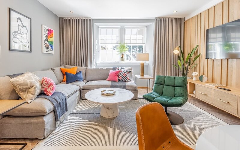 1ed4151a-3245-4251-ab83-aeb300c0c7e9 - Inviting lounge area with comfortable seating and stylish décor, providing the perfect space for relaxation and gatherings.