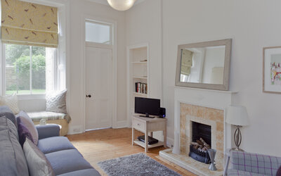 Cosy Lounge for Business Travellers in Edinburgh - Filled with natural light, the living room is a calm place to unwind and take in your evenings (© The Edinburgh Address)